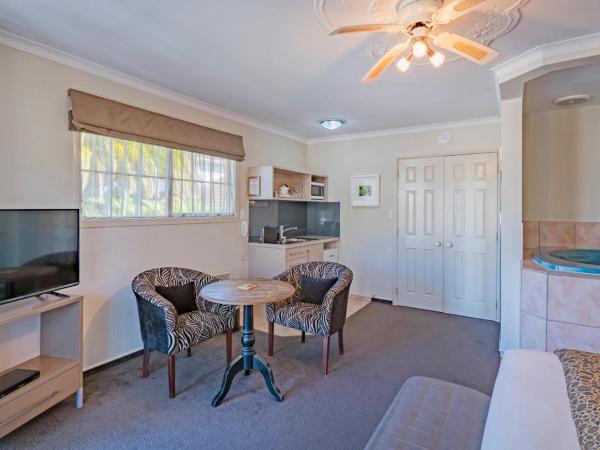 Silver Fern Rotorua Suites & Spa : photo 6 de la chambre suite lune de miel avec piscine spa