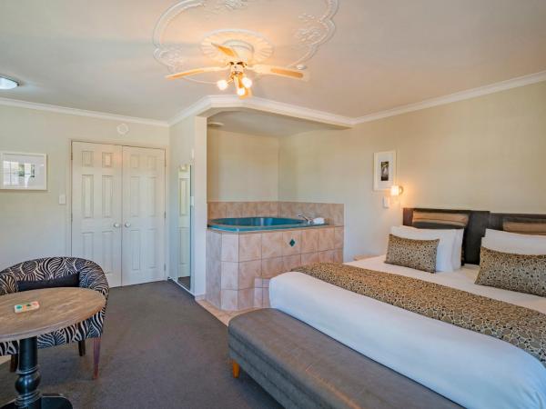 Silver Fern Rotorua Suites & Spa : photo 3 de la chambre suite lune de miel avec piscine spa