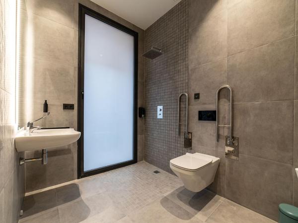 Petit Hostel La Latina : photo 5 de la chambre chambre quadruple avec salle de bains privative