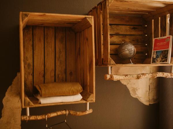 The Keep Eco Rooms : photo 8 de la chambre privat twin room with private bathroom and shared toilet