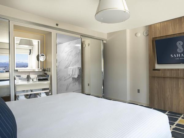 SAHARA Las Vegas : photo 4 de la chambre chambre lit king-size blanca