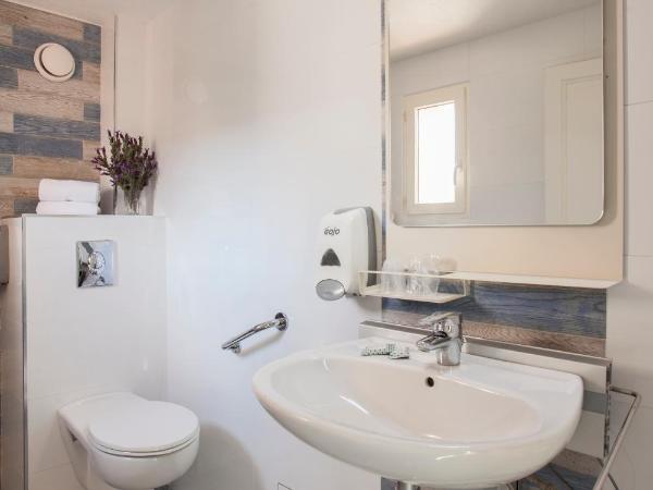 Le Neptune & Spa : photo 7 de la chambre chambre double - vue sur rue - accessible aux personnes à mobilité réduite