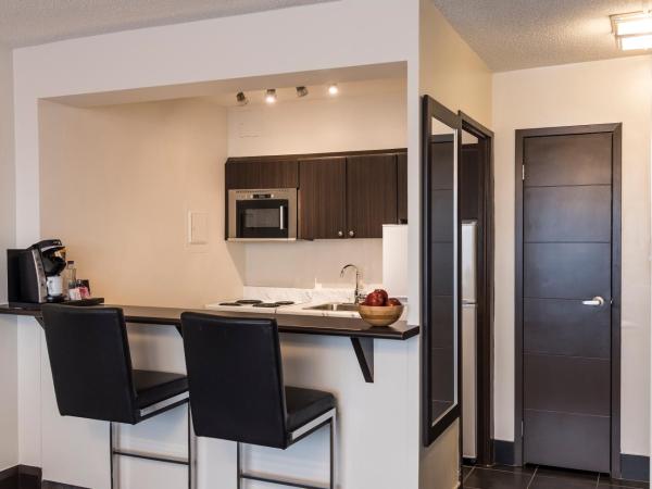 Ottawa Embassy Hotel & Suites : photo 3 de la chambre suite avec 1 lit king-size bachelor