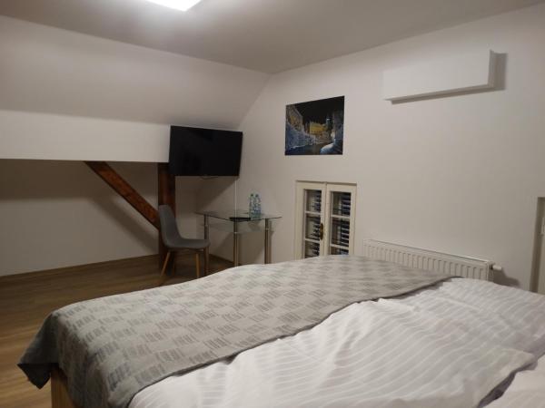 Hotel Garni Villa Areka : photo 7 de la chambre chambre double deluxe avec vue sur château