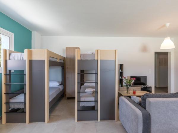 Local Hostel & Suites : photo 6 de la chambre private dorm of 8 with kitchen ensuite