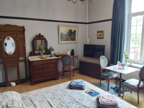 Château Moulinsart Hotel-Resto-Long Term Parking, shuttle airport, snooker, large terrasse : photo 4 de la chambre chambre lit king-size supérieure