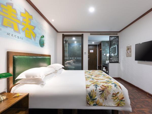 Time Traveller Hotel - Near Tianjin Polar Ocean World, Tianjin Fonte Joy World, 10 minutes drive away from Tianjin Tanggu High-Speed Railway Station, Free ice-cream, mineral water, snacks and laundry service, English communication well : photo 8 de la chambre chambre lit king-size supérieure
