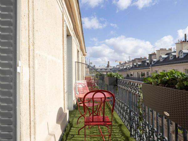 Bradford Elysées - Astotel : photo 1 de la chambre chambre double privilège avec balcon