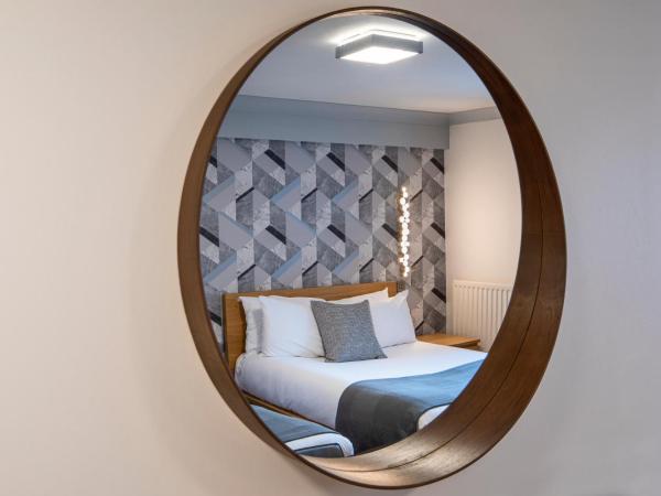 Weetwood Hall Estate : photo 3 de la chambre premium family room with two double beds