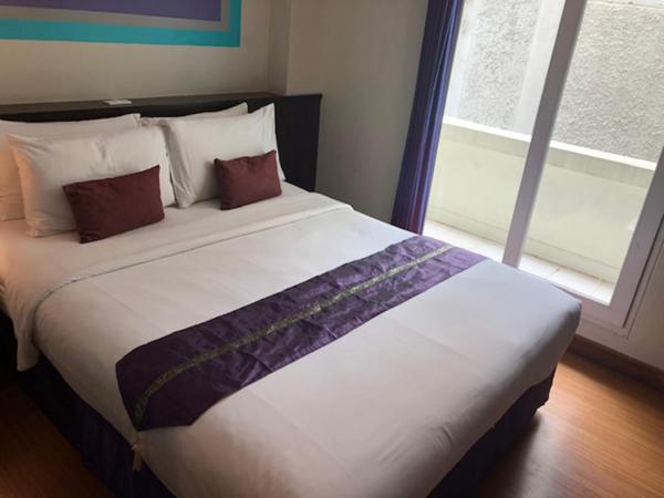 Sawasdee Hotel @ Sukhumvit Soi 8 : photo 4 de la chambre chambre double supérieure avec balcon