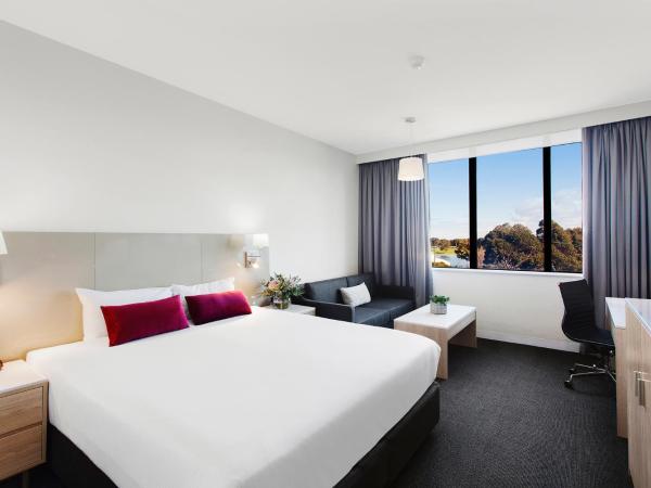 Mercure Melbourne Albert Park : photo 1 de la chambre chambre lit king-size standard - vue sur lac