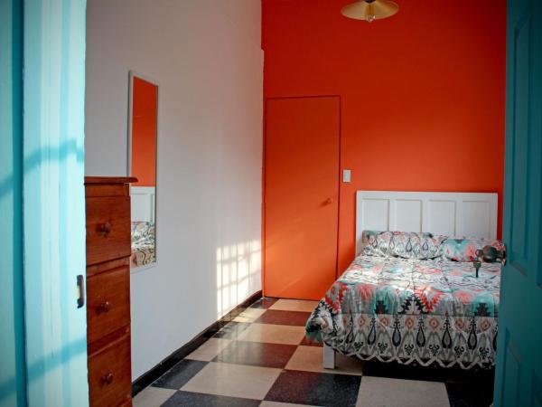 Hostal Americana : photo 2 de la chambre double room with private half bathroom