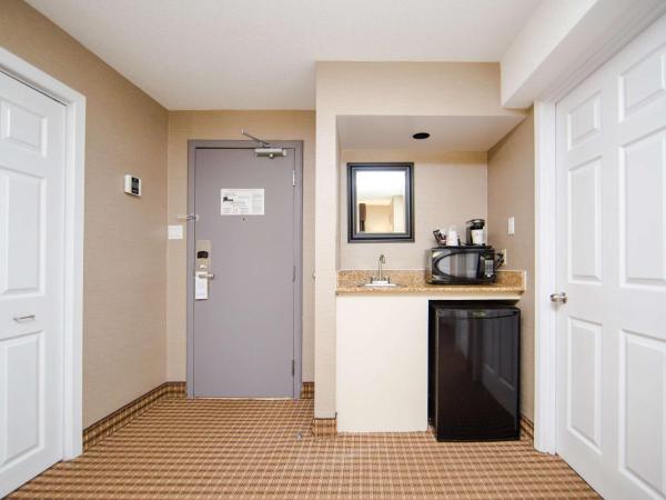 Best Western Plus Ottawa Kanata Hotel and Conference Centre : photo 6 de la chambre suite lit queen-size - vue sur piscine