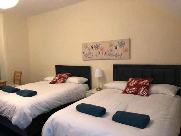 Regency GuestHouse Manchester North : photo 4 de la chambre chambre quadruple avec salle de bains privative