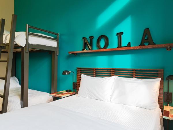 HI New Orleans Hostel : photo 1 de la chambre hébergement privé avec lit queen-size, lits superposés et salle de bains privative