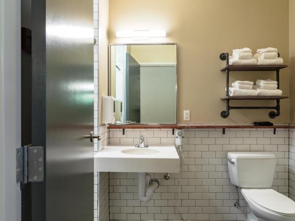 HI New Orleans Hostel : photo 8 de la chambre hébergement privé avec lit queen-size, lits superposés et salle de bains privative
