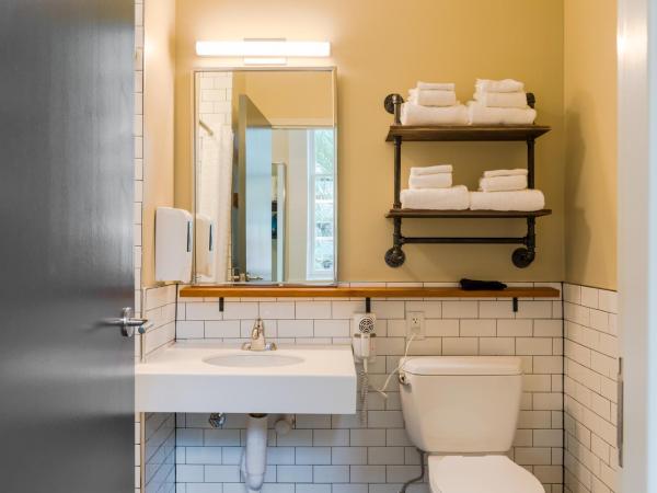 HI New Orleans Hostel : photo 8 de la chambre chambre privée avec lit queen-size et salle de bains