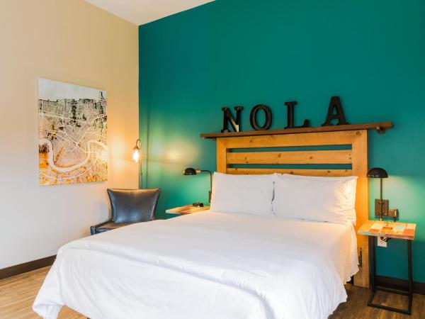 HI New Orleans Hostel : photo 6 de la chambre chambre privée avec lit queen-size et salle de bains