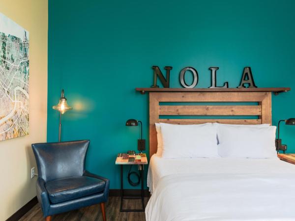 HI New Orleans Hostel : photo 7 de la chambre chambre privée avec lit queen-size et salle de bains