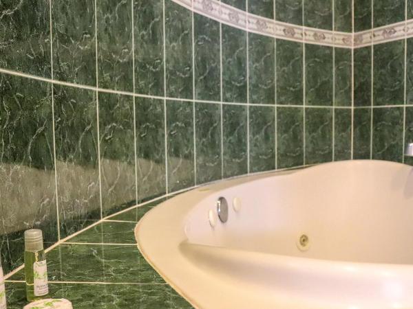 Villas Coco Resort - All Suites : photo 1 de la chambre suite lit king-size avec baignoire spa