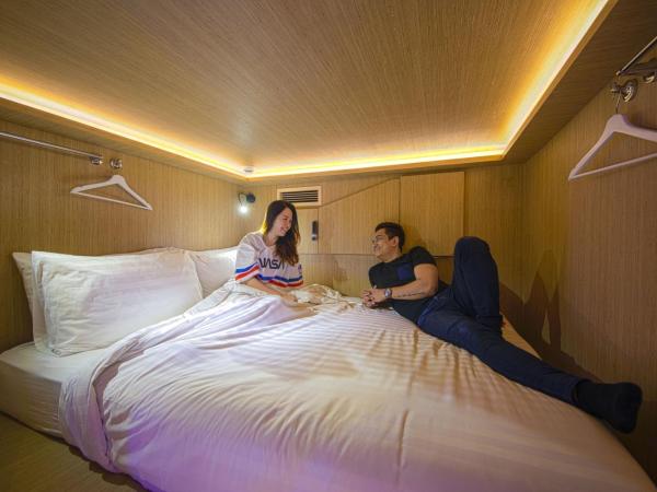 CUBE Boutique Capsule Hotel at Kampong Glam : photo 2 de la chambre chambre privée avec 4 capsules lit queen-size
