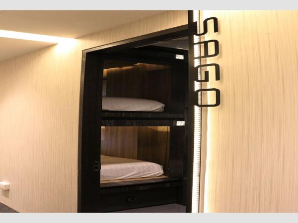 CUBE Boutique Capsule Hotel at Chinatown : photo 1 de la chambre chambre privée avec 4 capsules simples