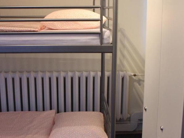 Hotelik Okęcie 39 - Parking i transfer na lotnisku : photo 6 de la chambre chambre familiale avec salle de bains privative