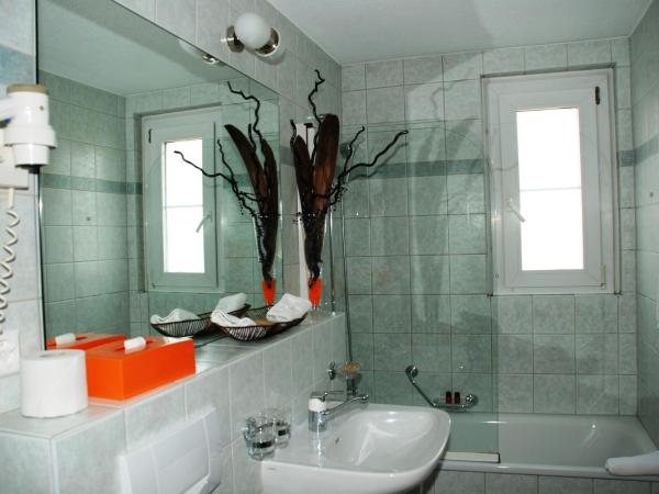 Hostellerie de Genève : photo 9 de la chambre chambre double ou lits jumeaux