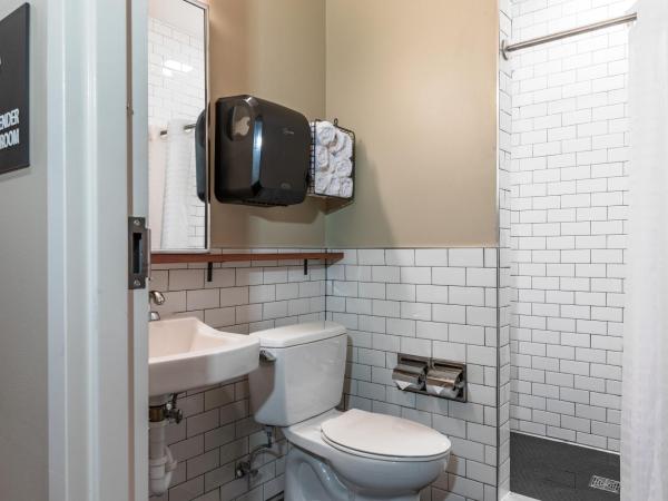 HI New Orleans Hostel : photo 2 de la chambre lit dans dortoir pour hommes de 8 lits