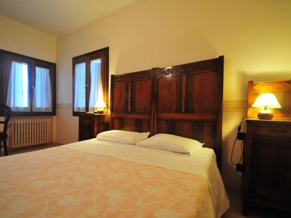 Locanda Sant'Anna Hotel : photo 7 de la chambre chambre double ou lits jumeaux supérieure avec vue sur le canal