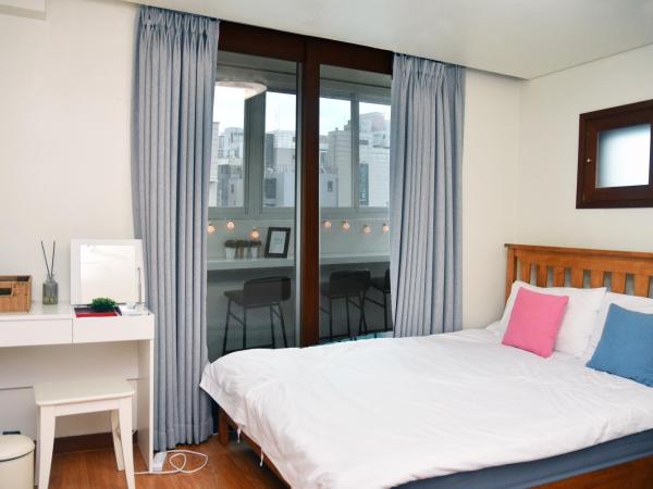 Dolma Hongdae : photo 6 de la chambre chambre triple avec salle de bains commune