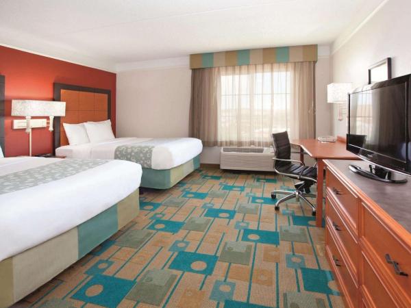 La Quinta by Wyndham Colorado Springs South Airport : photo 2 de la chambre 2 double beds, mobility/hearing impaired accessible room, bathtub w/ grab bars