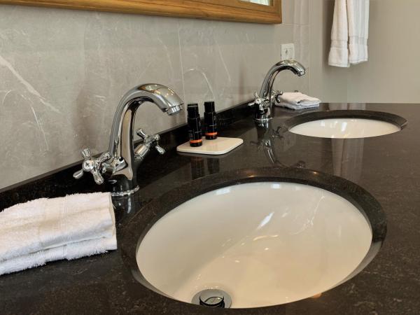 Villa de Noailles : photo 6 de la chambre chambre double ou lits jumeaux deluxe supérieure