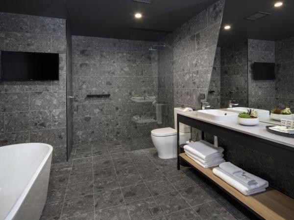 Marion Hotel : photo 7 de la chambre chambre lit king-size de luxe avec baignoire