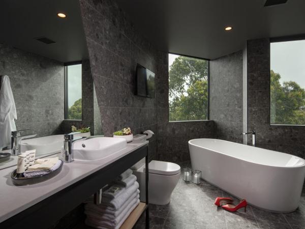 Marion Hotel : photo 6 de la chambre chambre lit king-size de luxe avec baignoire