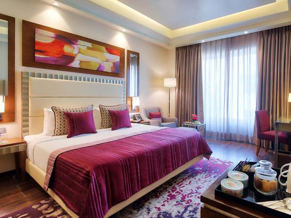 Ramada Gurgaon Central : photo 1 de la chambre club queen room - non-smoking with happy hours (1+1;only applicable for imfl not all the brand at the bar),15% discount on f&b,inr 500 spa credit, early check-in for 03 hours and late checkout for 03 hours
