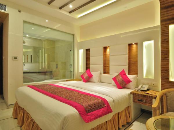 Aman Continental - 2Mins from Railway Station and 5 Mins from Metro : photo 1 de la chambre chambre familiale