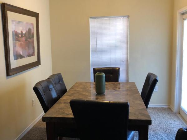 The Reside Fully Furnished Condos - Medical Stays Welcome : photo 1 de la chambre appartement 3 chambres