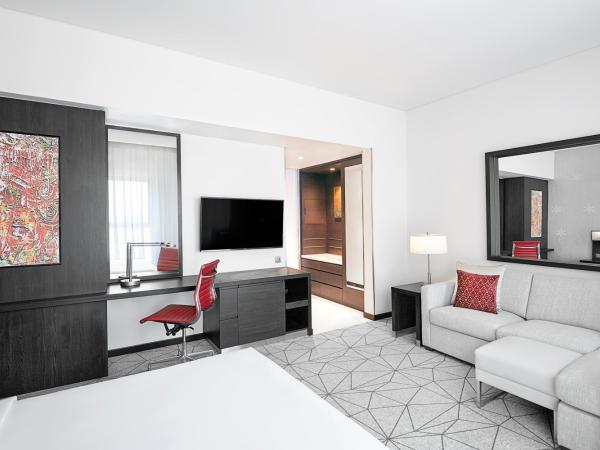 Hyatt Place Dubai Jumeirah : photo 6 de la chambre chambre lit king-size avec canapé-lit