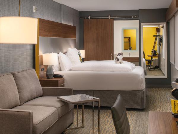 Staypineapple, Hotel Z, Gaslamp San Diego : photo 2 de la chambre suite z lit king-size avec Équipements de communication