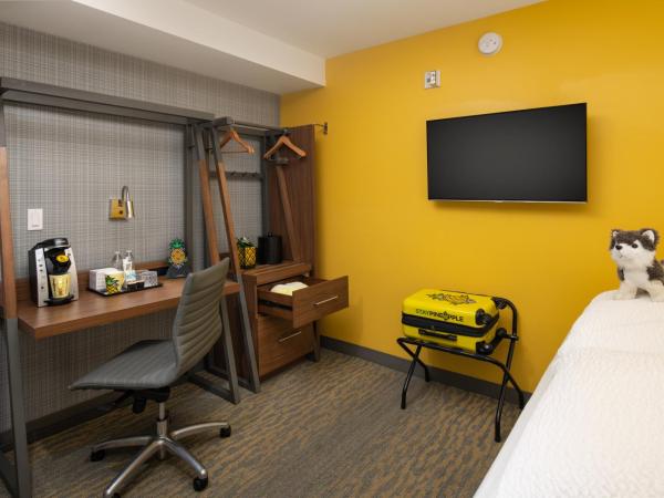 Staypineapple, Hotel Z, Gaslamp San Diego : photo 2 de la chambre chambre z lit king-size avec Équipements de communication