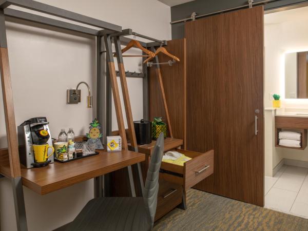 Staypineapple, Hotel Z, Gaslamp San Diego : photo 2 de la chambre chambre z lit queen-size avec Équipements de communication