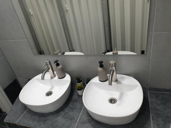 26 Amalias : photo 7 de la chambre chambre lits jumeaux standard avec salle de bains commune