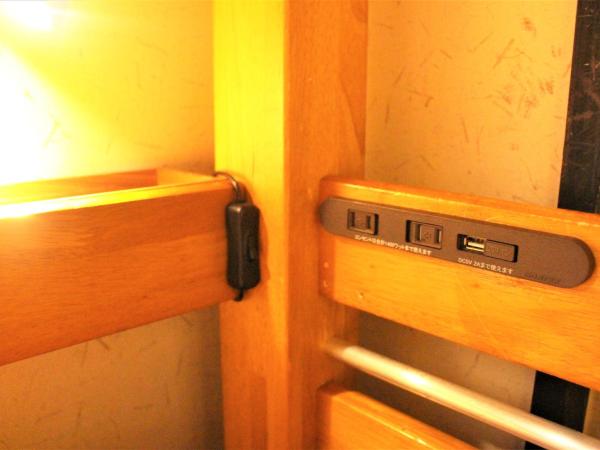 K's House Tokyo Oasis - Quality Hostel in Asakusa : photo 9 de la chambre lit superposé avec rideau dans dortoir mixte de 4 lits