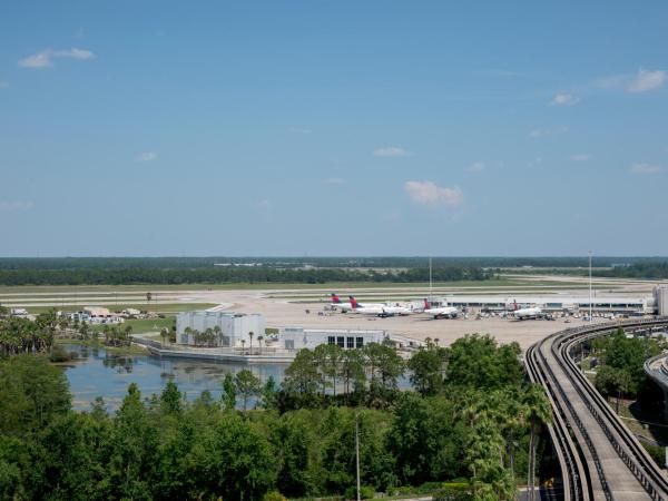 Hyatt Regency Orlando International Airport Hotel : photo 8 de la chambre chambre lit king-size - vue sur piste