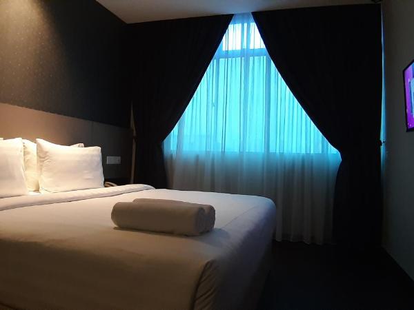 MIICO Hotel @ Mount Austin : photo 7 de la chambre chambre avec lit king-size et fenêtre