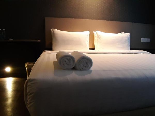 MIICO Hotel @ Mount Austin : photo 9 de la chambre chambre avec lit king-size et fenêtre