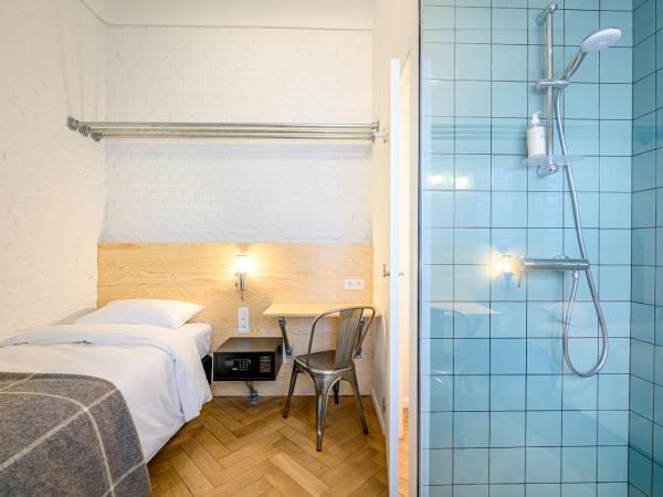 Hotel La Grande Cloche : photo 2 de la chambre chambre simple shoebox