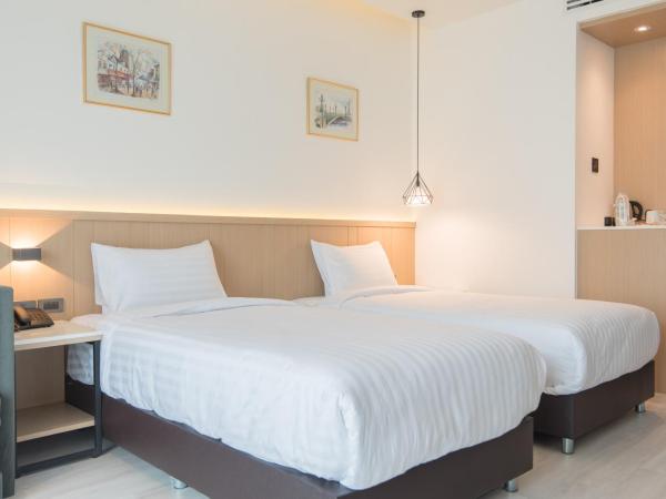 Madison Bangkok Hotel : photo 3 de la chambre chambre double supérieure avec deux lits doubles