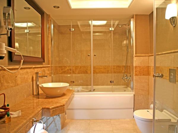 CK Farabi Hotel : photo 1 de la chambre suite avec jacuzzi